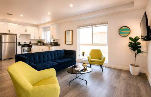 Luxury Townhome with Gated Parking and Private Balcony - Foto 1