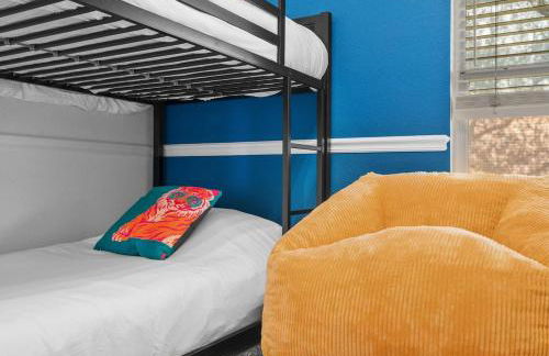 NEW! Stylish Home Arcade & Fireplace Sleeps 10 - Foto 24