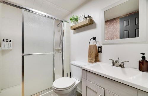 Family Pocono Gem by the lake with private sauna, hot tub, and huge game room - Foto 27