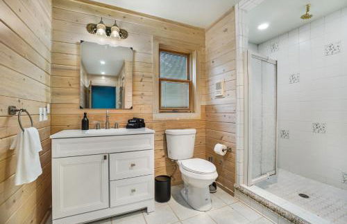 6BR Houghton Lake House with Indoor Pool, Hot Tub and Golf Simulator - Photo 20