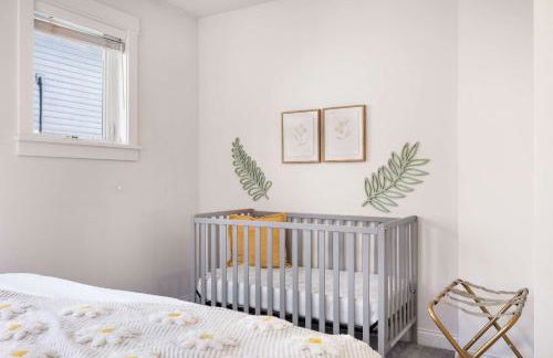 Rare 3BR Modern Urban Escape Private Garage - Foto 29