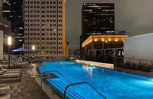 Stylish 3BR High-Rise with Pool, Hot Tub & Rooftop Views - Foto 19