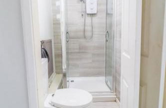 Spacious 4-Bed Home, Perfect Stay with Free WiFi - Foto 51