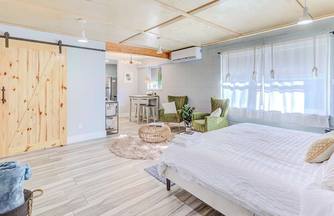 Themed Lux Loft with King Bed Free Parking and WiFi - Photo 35
