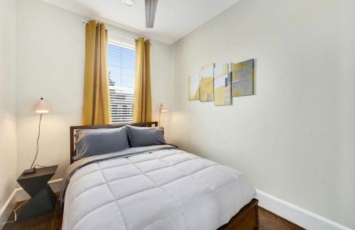 Massive Mid-Century Marvel 5 Bedrooms and Parking - Foto 16