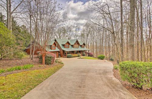 Lake Hartwell Lodge with Dock, Theater and Hot Tub! - Foto 39