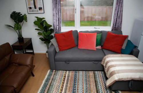PrimeLuxe Stays - Modern 1BR Apartment with Private Garden Sleeps 4 Near ExCeL and London City Airport - Photo 19