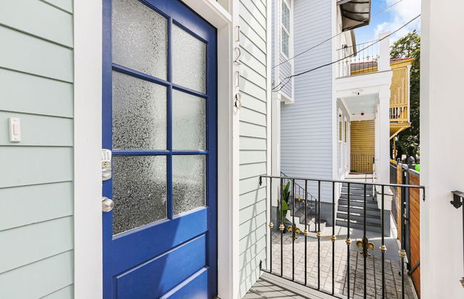 Spacious 5BR Urban Retreat with Balcony & Pool - Foto 6