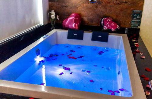 Chalé Canto do Galo 1 - Hidro da Jacuzzi, Lareira Ecológica, Cozinha Completa, Wi-Fi 80mbps, próximo a comércio local e relaxando ao som do riacho - Photo 26