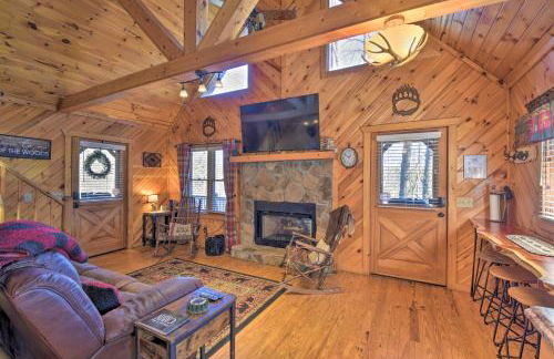 Helen Cabin with Deck and Hot Tub Less Than half Mi to Main St - Foto 6