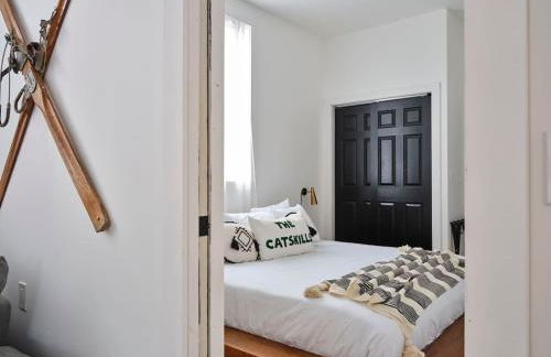 Chic Renovated Chalet with Private Pond - Foto 13