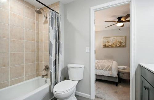 Stylish 2BR Loft Near ISU Hospitals & Downtown - Foto 16