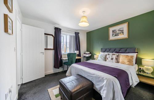 Bright 4 Bedroom Home in Walsall, Free Parking and for EVs - Foto 44