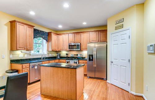 Fire Pit and Pool Access Quiet Holly Springs Home - Foto 6