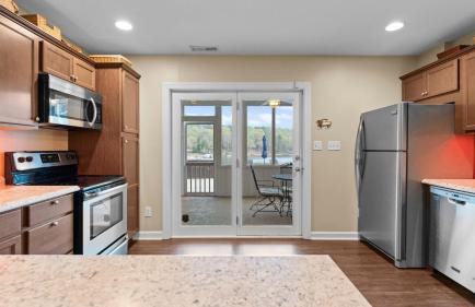 Sleeps 22, Lakefront w/ Private Dock & Pool, 2 Houses Lake Living by Avantstay - Foto 108