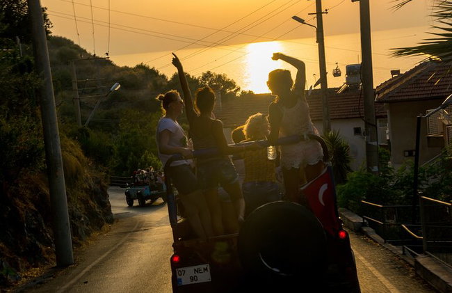Safari nocturno Alanya Sunset con paseo en barco incl. Cena - Foto 2