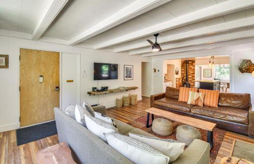 Cozy Retreat with Deck about 2 Mi to Pinecrest Lake! - Foto 2