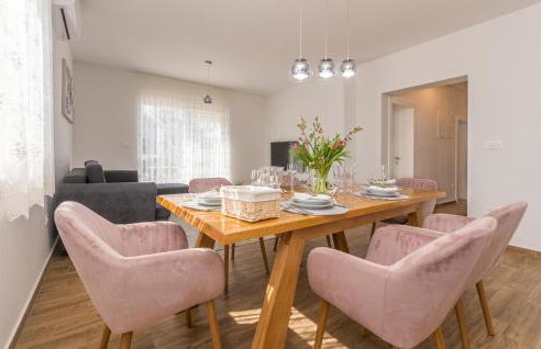 3 Bedroom Cozy Home In Sikovo - Foto 5