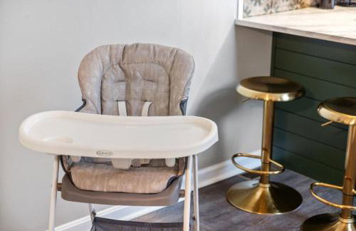 Chic Home with Large Private Yard! Hot Tub, Close To Downtown - Foto 44