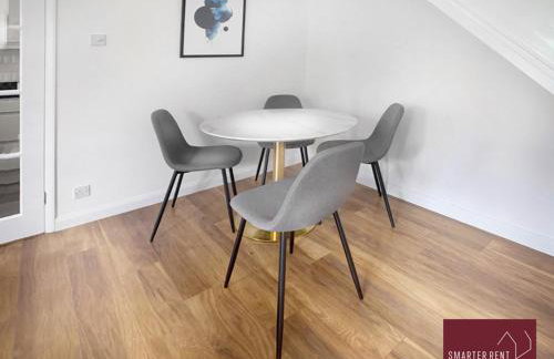 Guildford - 2 Bedroom House - Parking - Photo 2