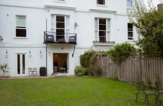 Minimal Designer Home with a Beautiful Garden - Foto 24