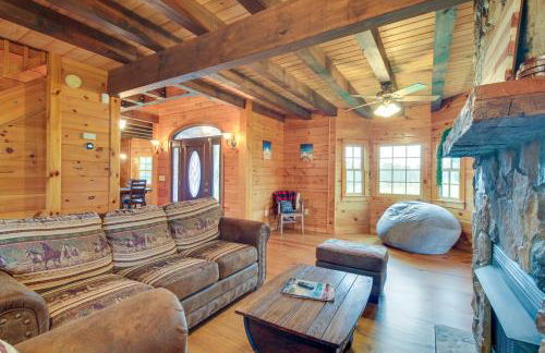 Peaceful Raphine Cottage with Deck and Fireplace! - Foto 3