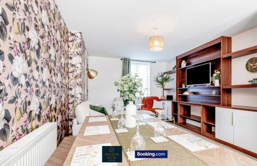 Luxury Retreat For 10 Short Lets & Serviced Accommodation Manchester with Hot Tub and Spacious Garden - Foto 28