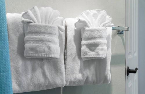 Chic 2BR • King Beds • Huge Patio • 95 Walk Score! - Foto 24