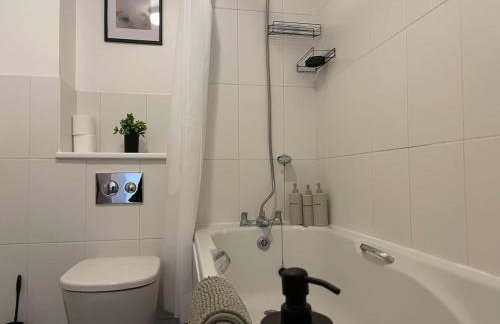 Ashford 4-Bed Townhouse with Garden and Parking - Foto 15