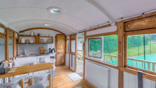 Railway Carriage accommodation with tennis court! - Foto 1