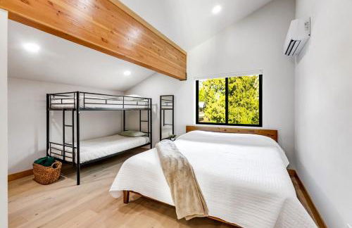 LUXE Hyak Retreat with Sauna, Hot Tub, Game Room, 6BR - Foto 23