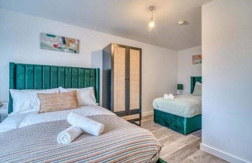 2-BR Near Salford Royal - City & Town Centre View - 1 Minute to Train & Tram Station - Sleeps 6 - Foto 7