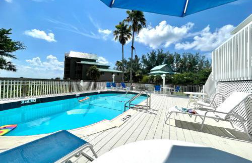 Remote Island Retreat with Private Ferry, Pool, Beach - Foto 4