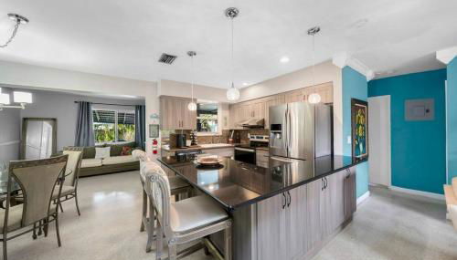 Palm Paradise-Seaside Home w Heated Saltwater Pool - Foto 5