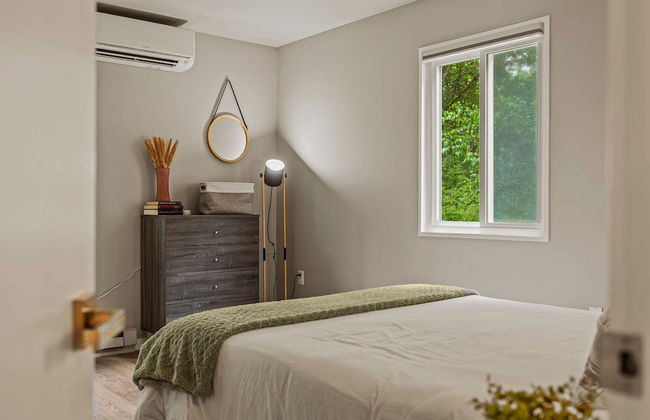 Inn the Poconos by Avantstay Private Lake Access Enclosed Hot Tub - Photo 27