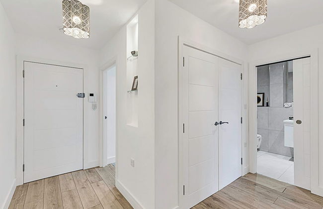 Newly Furnished and Bright Home - Foto 17