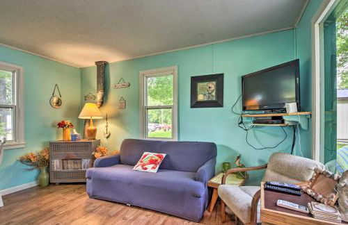 Lovely Lake Cabin Boat Rentals and On-Site Bar - Foto 3