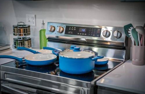 Apt+ 2 Queens+Bunkbed+Free Parking 55"TV - Photo 41