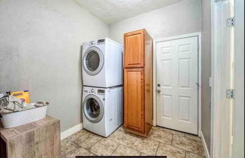 2 King Beds! Fantastic Stylish Bungalow home! - Foto 27