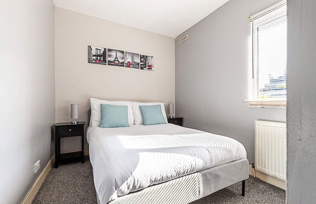 Stylish City Retreat - Photo 8