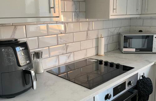 Business & Family Friendly 6 Bed Stay with Garden - Free Parking - Fast Wi-Fi and workspace - London & Essex Links - Photo 7