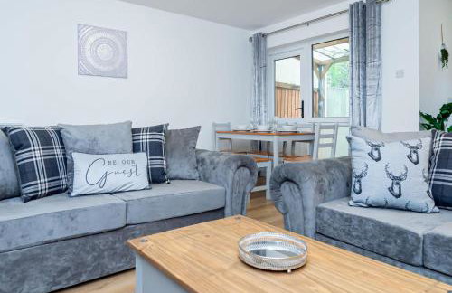 Spacious Home near Heathrow & Windsor with Parking - Photo 12