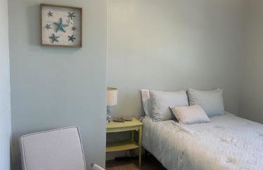 Ocean View 2BR w Hot Tub, Sauna & Wraparound Deck - Steps to Beach - Photo 18