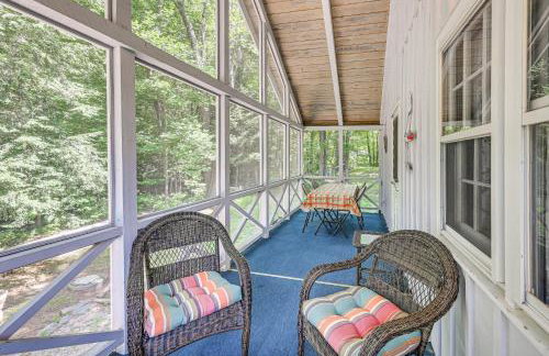 Becket Home with 3-Season Porch Walk to Lake Access - Foto 19