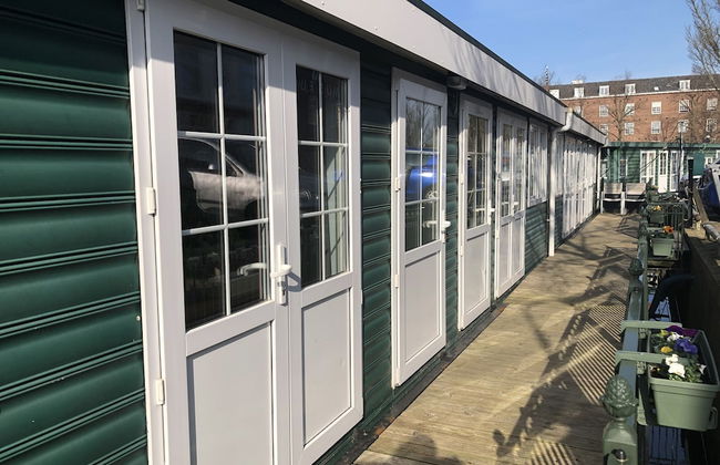 Slapen in eigentijds woonboot hotel - Foto 19