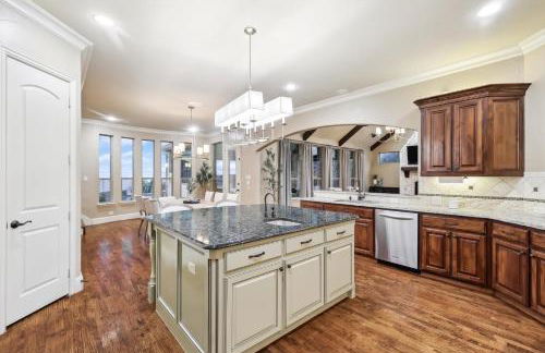 Lakefront Mansion with Pool and Cinema - Foto 12