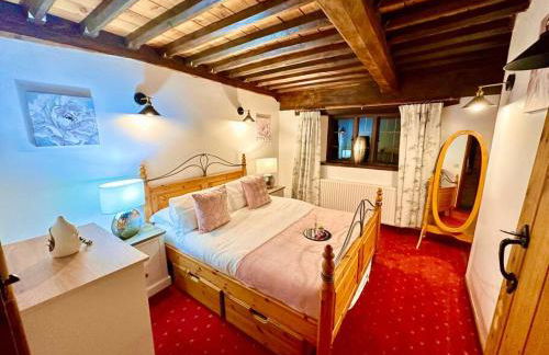 16th Century Farm House,6 Beds,5 BATHROOMS,SLEEPS 15,BBQ,HOT TUB,CINEMA ROOM WITH SURROUND SOUND,With Cymru Holidays - Foto 21