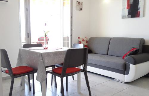 ON THE BEACH 4-pax Apartment A2 with a terrace & sea view - Photo 6