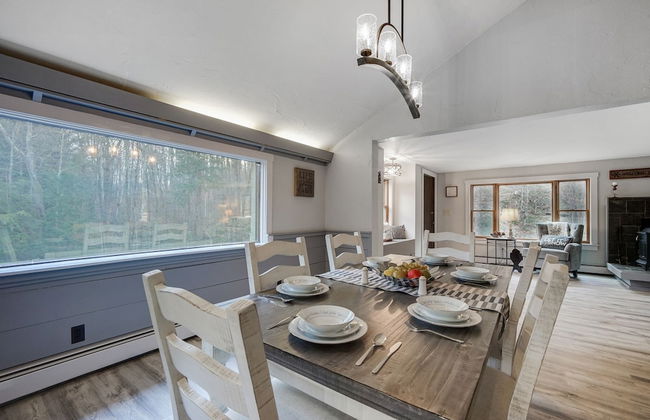 Killington Mountain Home! HotTub & 5 min to Skiing! 3 Bedroom Home by RedAwning - Foto 18