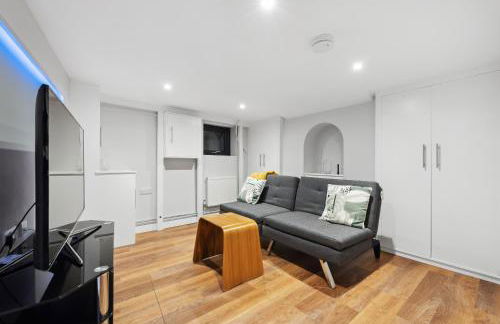 2-Bedroom Stylish & Gorgeous, Cosy Westgate Cottage Retreat, Central Winchester, Free On-Street Parking Permit, with Garden, Close to Cathedral - Sleeps 6, Pets are Welcome - by Blue Puffin Stays - Foto 26